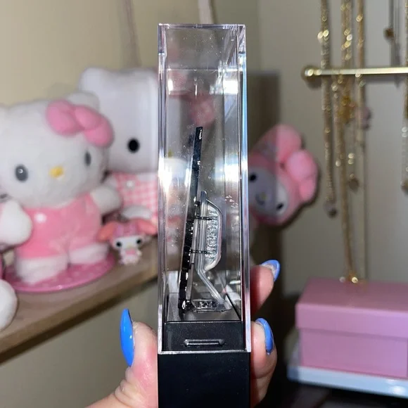 Gundam x Hello Kitty figural pin - Picture 2 of 3